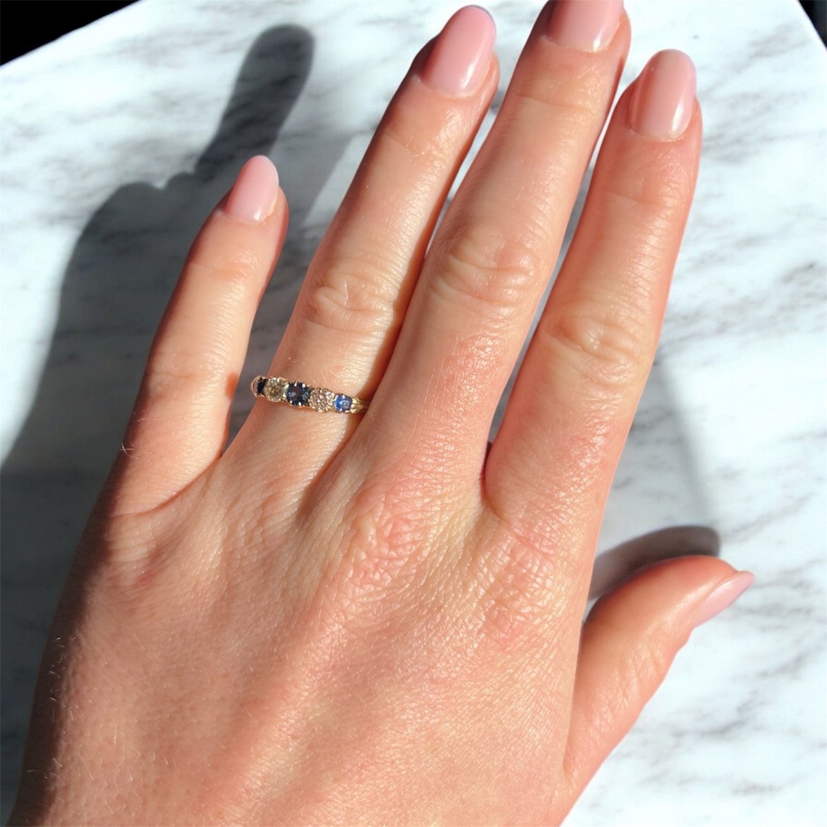 Bague Jarretière Belle Époque, Or 18 carats, Saphirs et Diamants Naturels - Castafiore