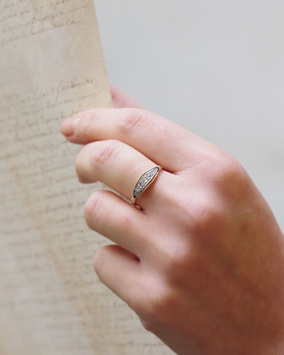 Bague jarretière diamants 0.14 ct en or - Castafiore