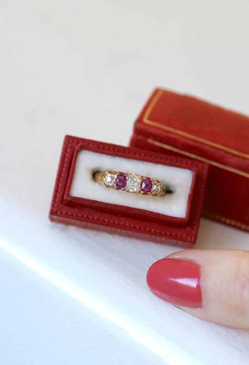 Bague Jarretière Diamants et Rubis sur Or jaune - Castafiore