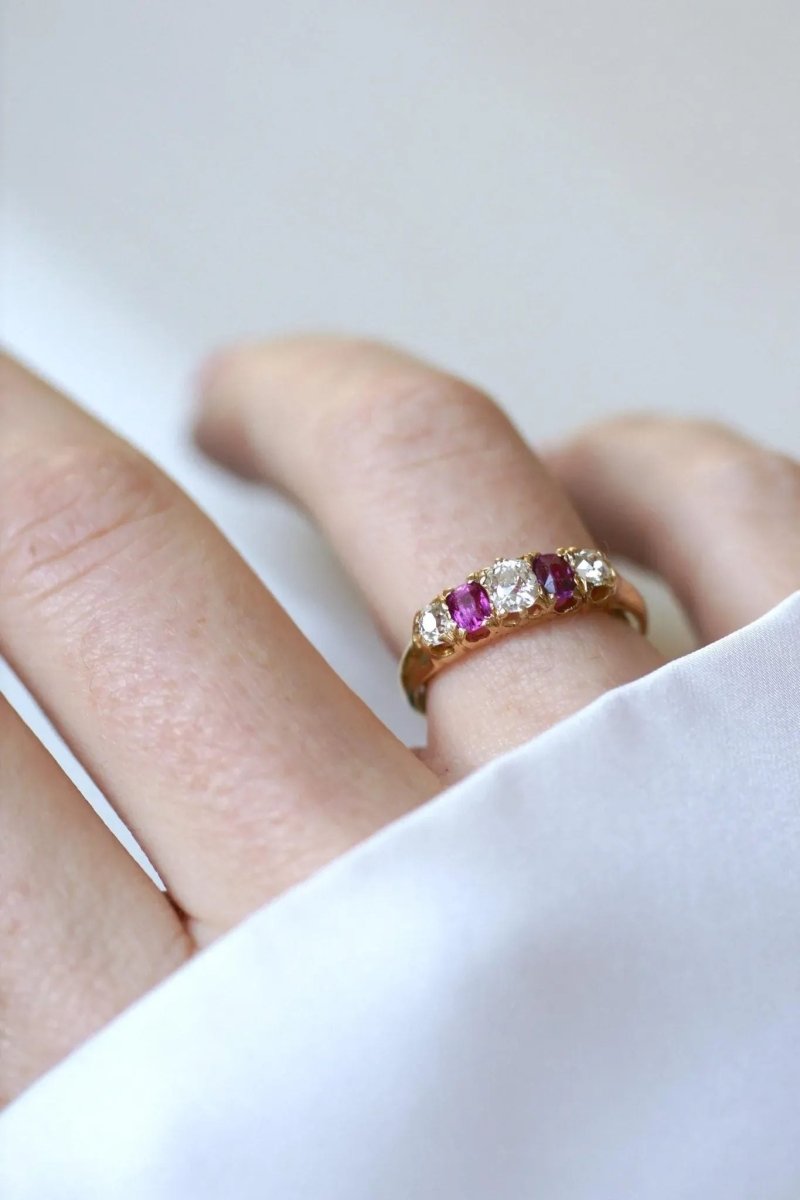 Bague Jarretière Diamants et Rubis sur Or jaune - Castafiore