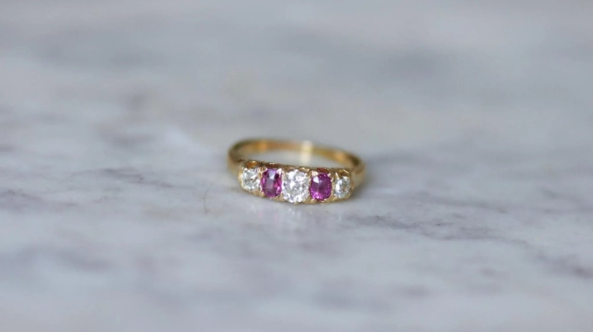 Bague Jarretière Diamants et Rubis sur Or jaune - Castafiore