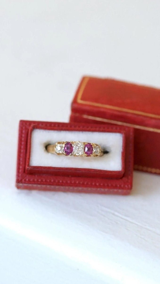 Bague Jarretière Diamants et Rubis sur Or jaune - Castafiore