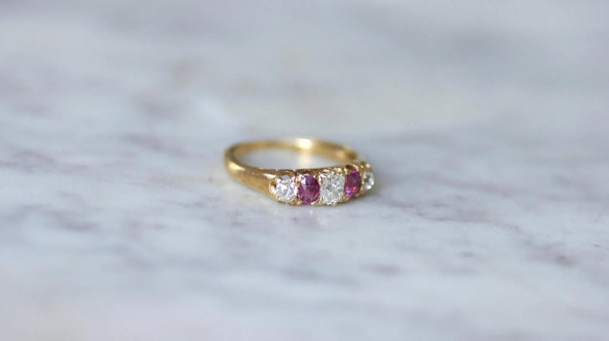 Bague Jarretière Diamants et Rubis sur Or jaune - Castafiore