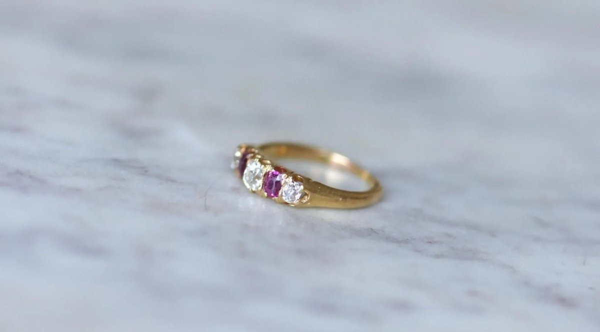 Bague Jarretière Diamants et Rubis sur Or jaune - Castafiore