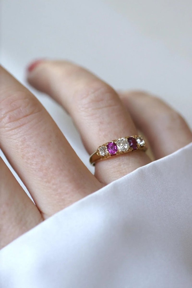 Bague Jarretière Diamants et Rubis sur Or jaune - Castafiore