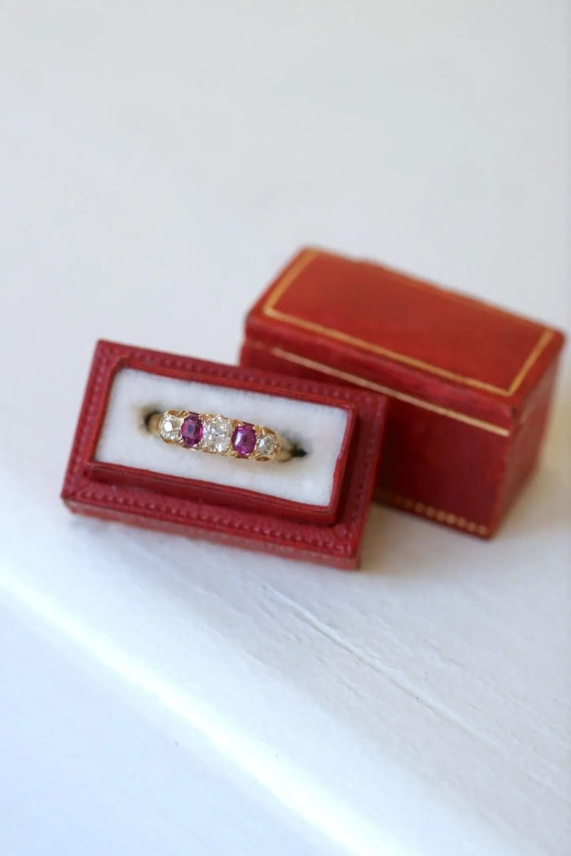 Bague Jarretière Diamants et Rubis sur Or jaune - Castafiore