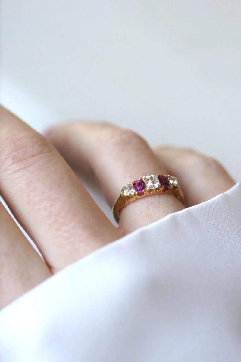 Bague Jarretière Diamants et Rubis sur Or jaune - Castafiore