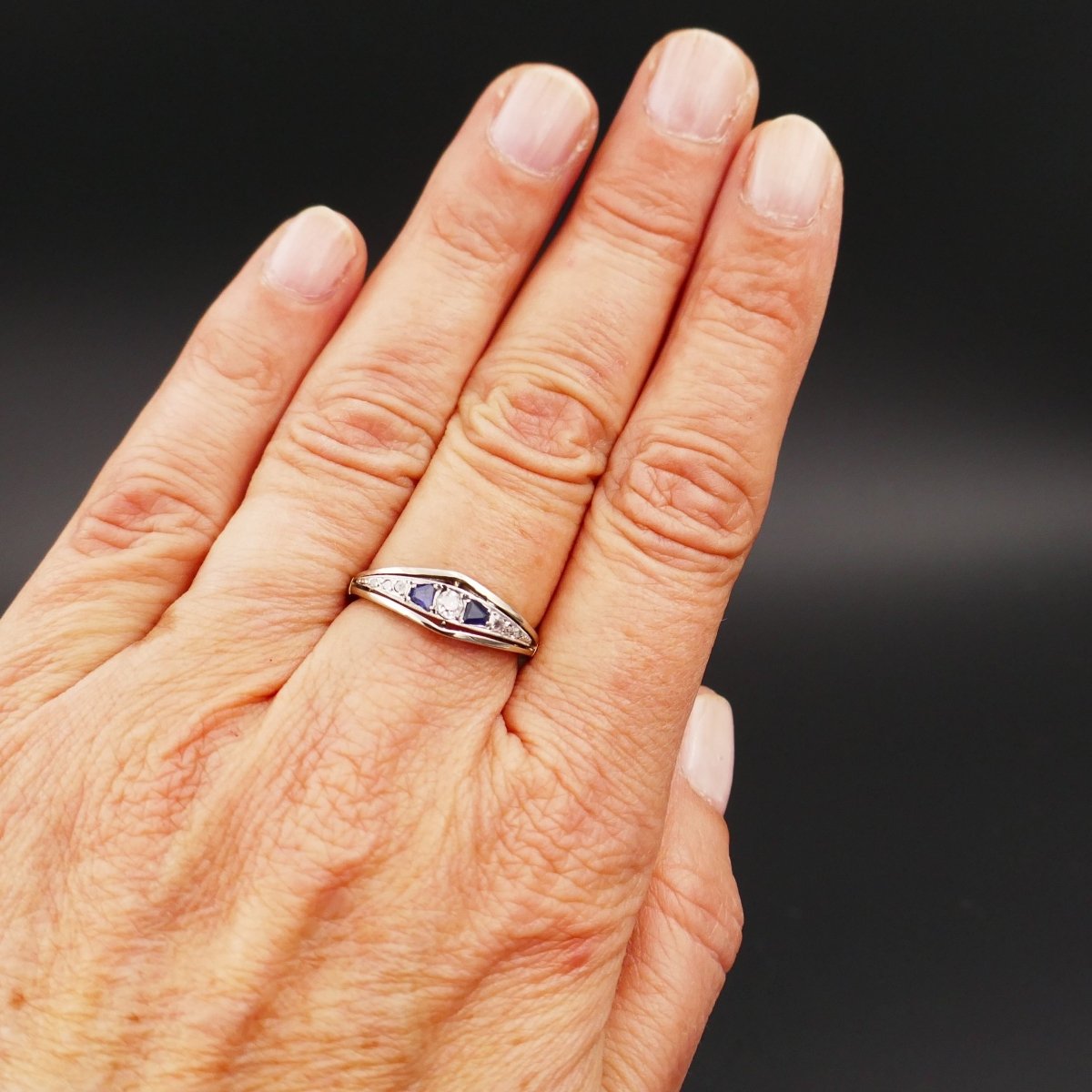 Bague Jarretière Diamants Et Saphir Calibrés, Or Et Platine. - Castafiore