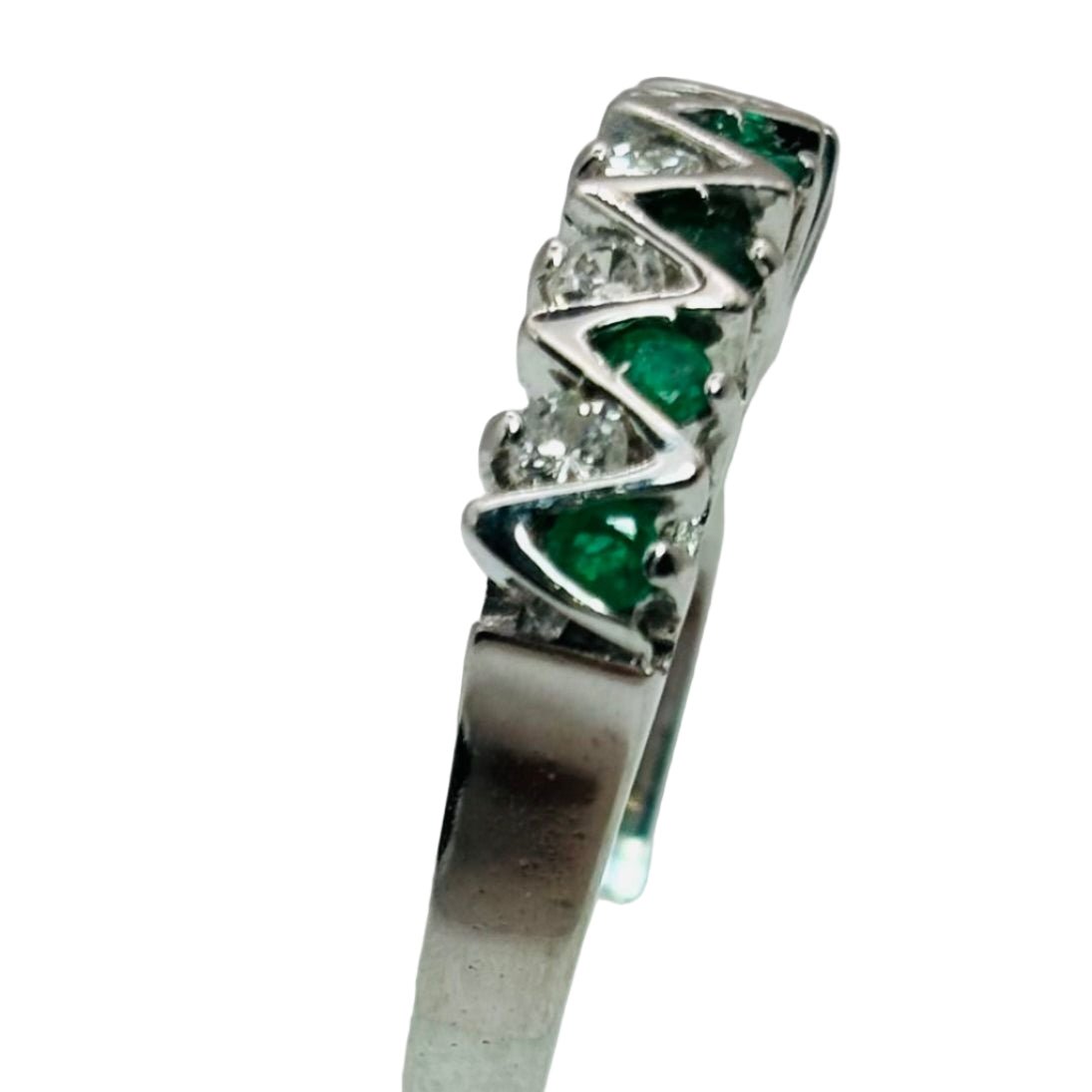 Bague Jarretière en or blanc, émeraudes et diamants - Castafiore