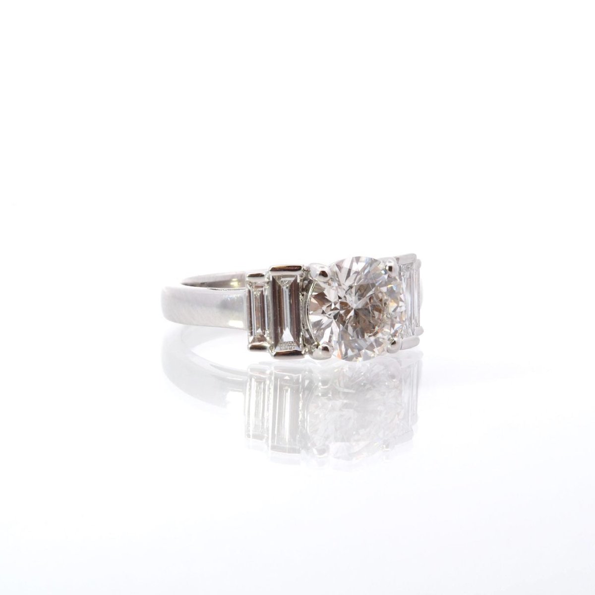 Bague Jarretière en or blanc et diamants - Castafiore