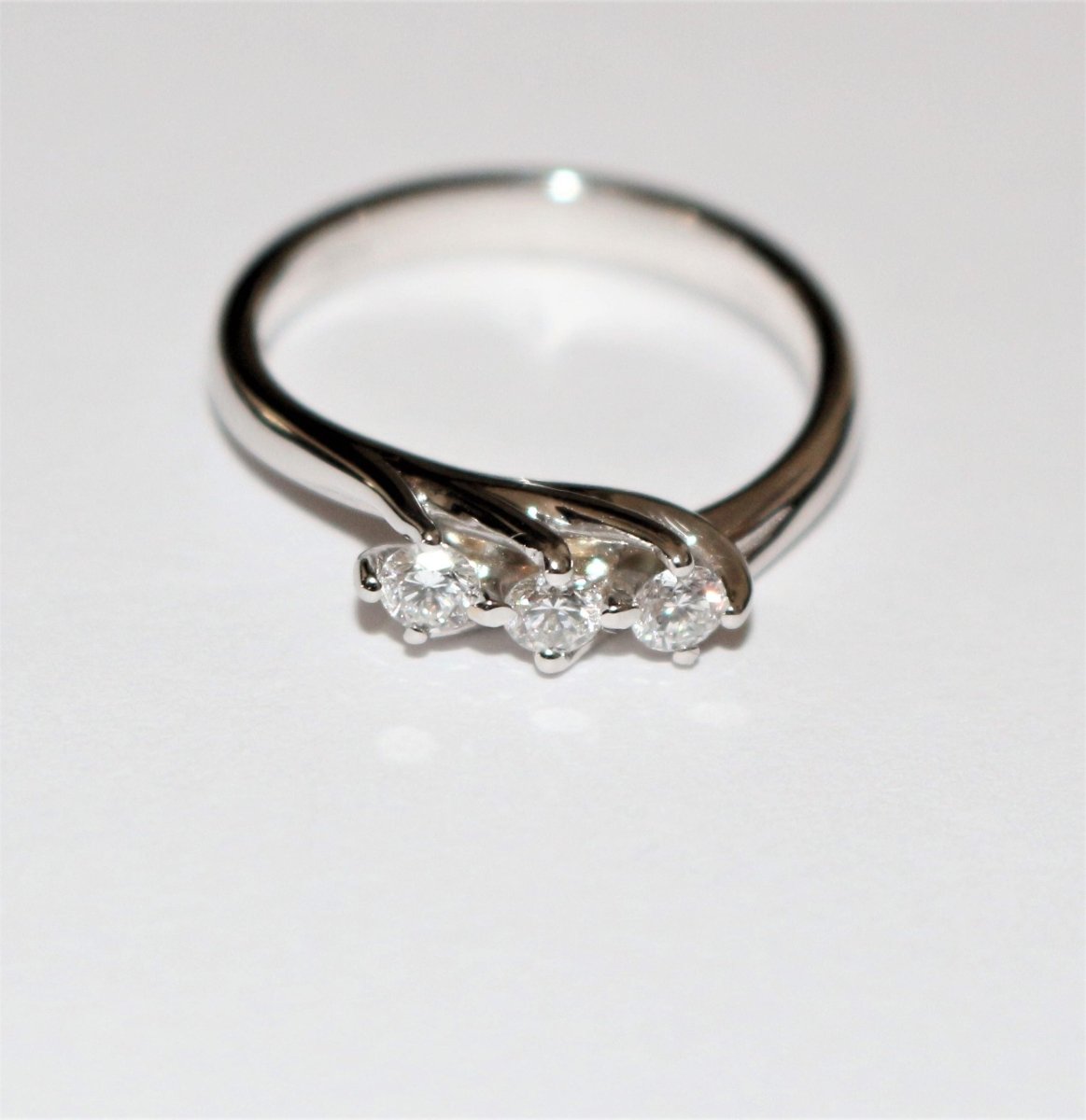 Bague Jarretière en or blanc et diamants - Castafiore