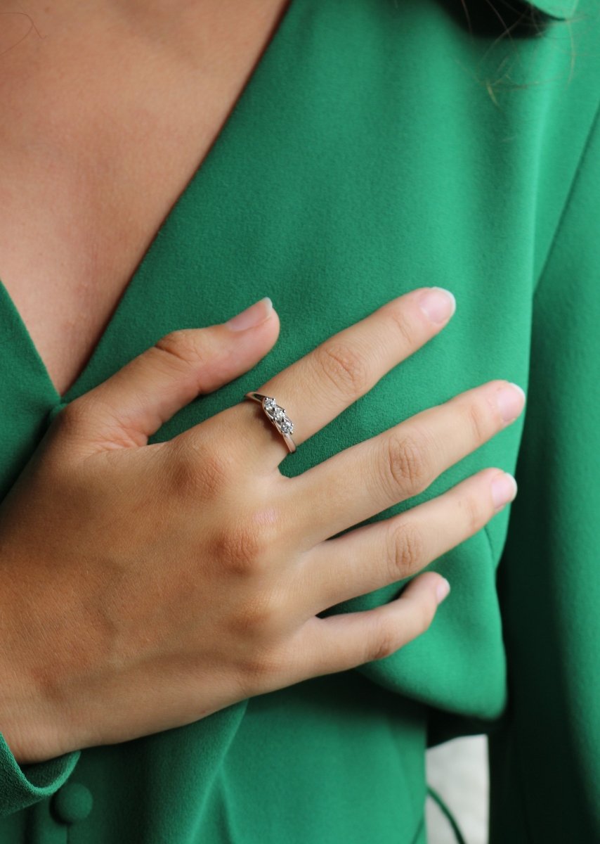 Bague Jarretière en or blanc et diamants - Castafiore