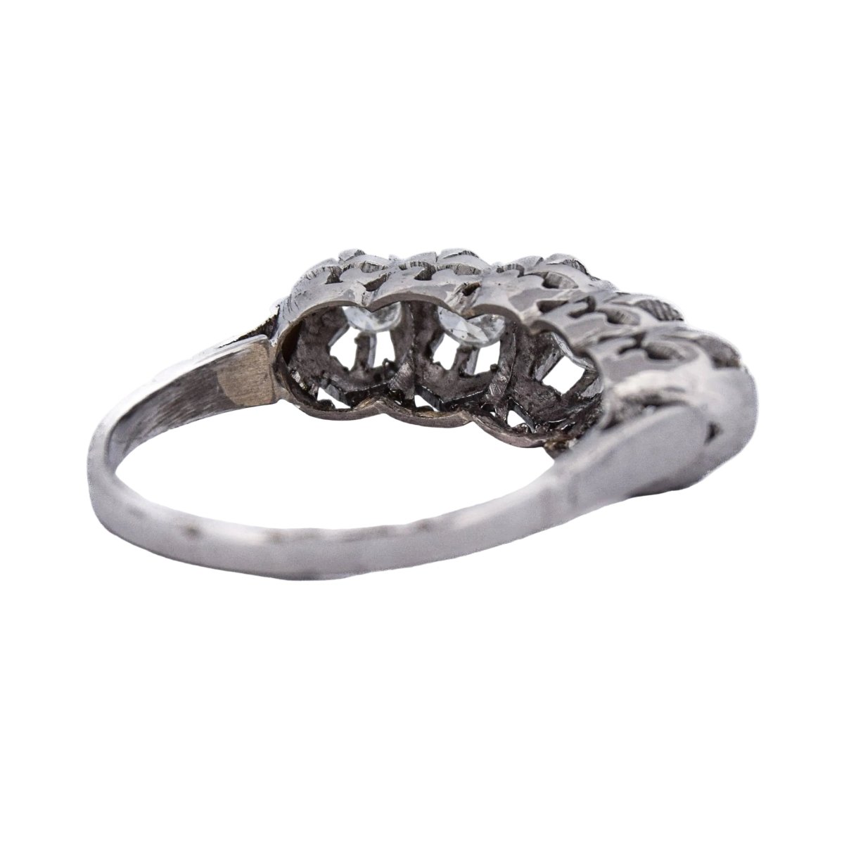 Bague Jarretière en or blanc et diamants - Castafiore