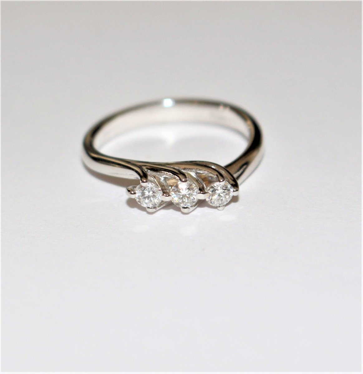 Bague Jarretière en or blanc et diamants - Castafiore