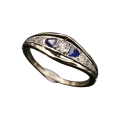 Bague Jarretière en or blanc, platine, saphirs et diamants - Castafiore