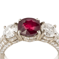Bague Jarretière en or blanc, rubis et diamants - Castafiore