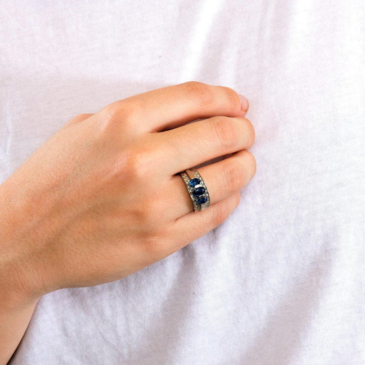 Bague Jarretière en or blanc, saphirs, et diamants - Castafiore