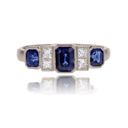 Bague Jarretière en or blanc, saphirs et diamants - Castafiore