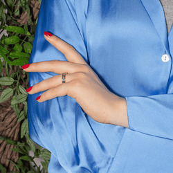 Bague Jarretière en or jaune, émeraudes et diamants - Castafiore