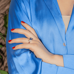 Bague Jarretière en or jaune, saphir et diamants - Castafiore