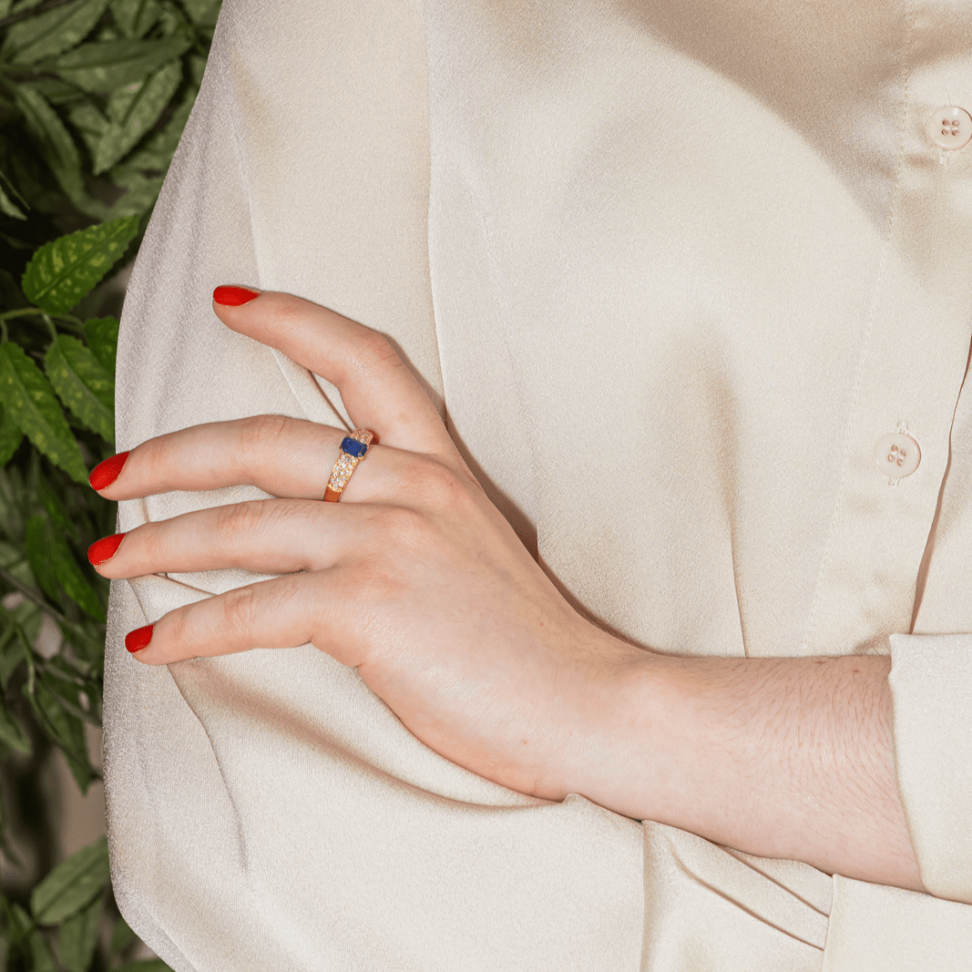 Bague Jarretière en or jaune, saphir et diamants - Castafiore