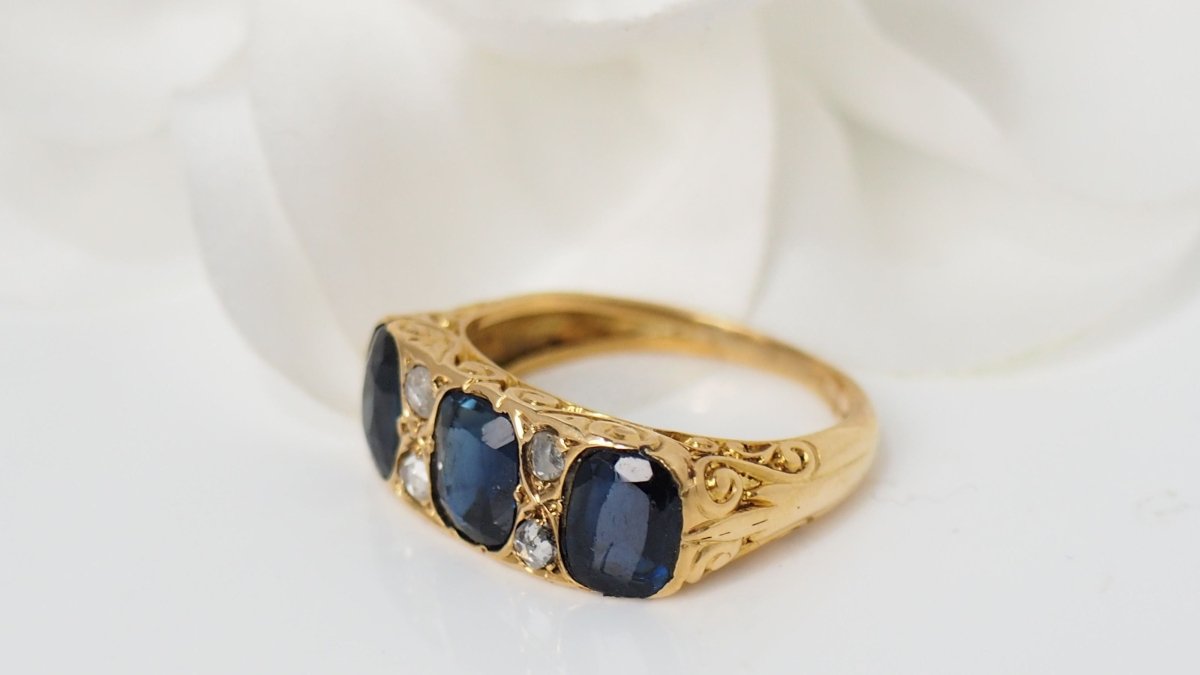 Bague jarretière en or jaune, saphirs et diamants - Castafiore