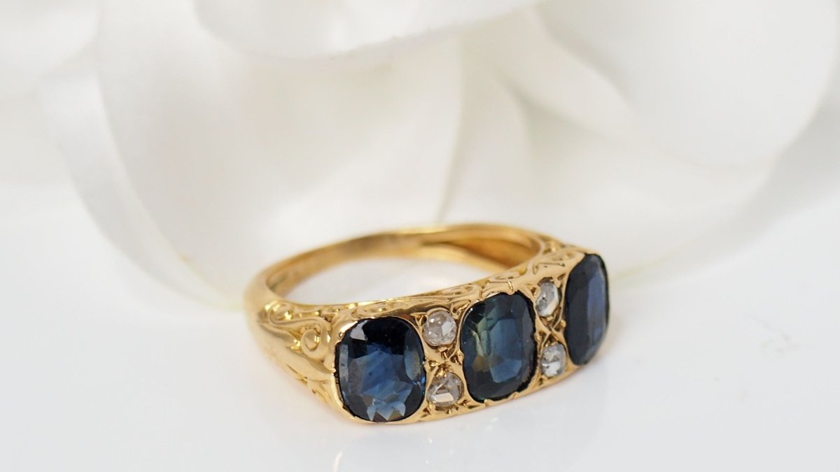 Bague jarretière en or jaune, saphirs et diamants - Castafiore