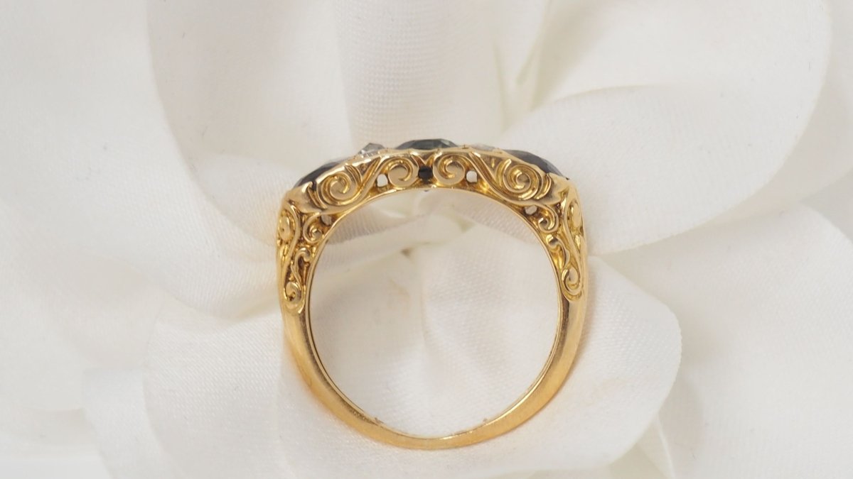 Bague jarretière en or jaune, saphirs et diamants - Castafiore