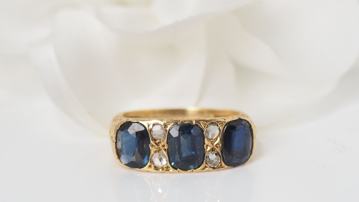 Bague jarretière en or jaune, saphirs et diamants - Castafiore