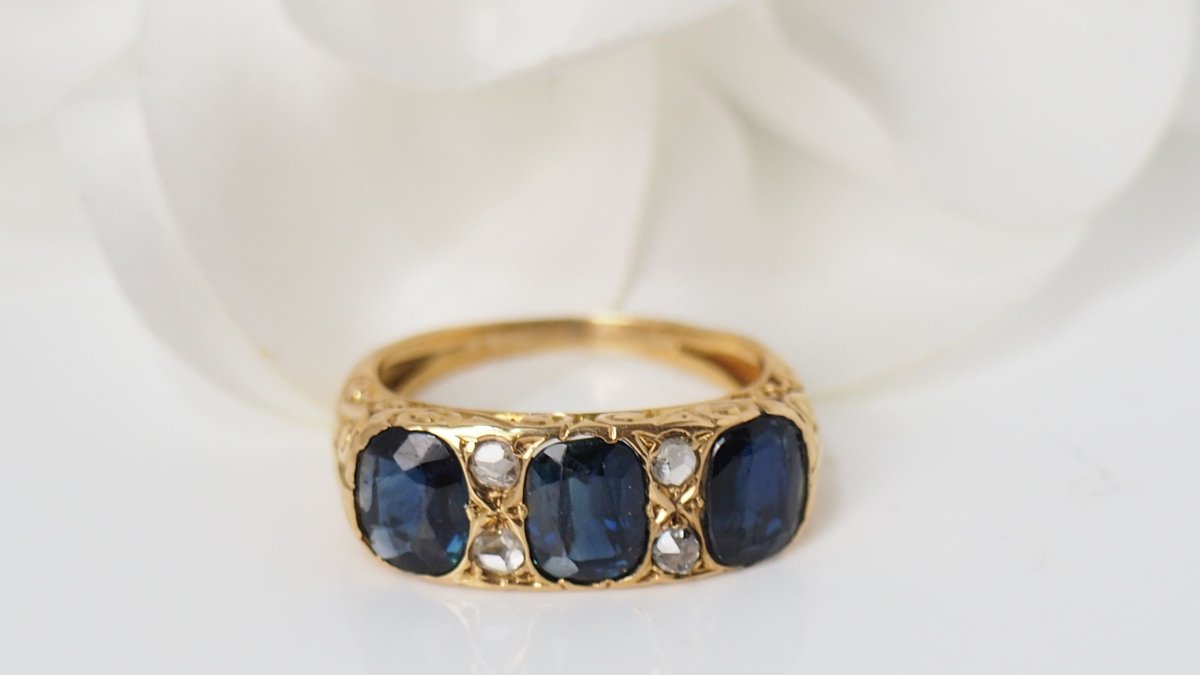 Bague jarretière en or jaune, saphirs et diamants - Castafiore