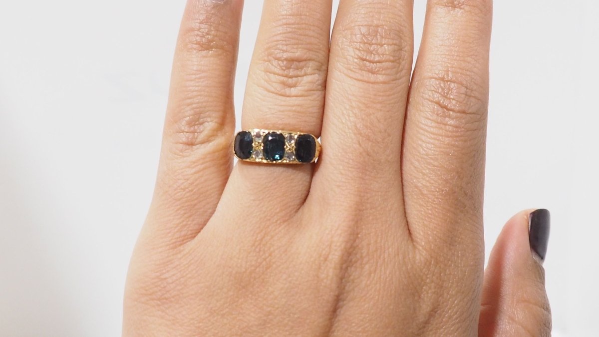 Bague jarretière en or jaune, saphirs et diamants - Castafiore