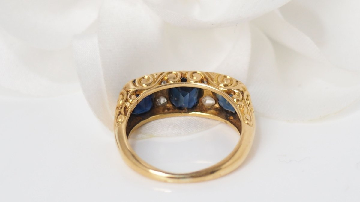 Bague jarretière en or jaune, saphirs et diamants - Castafiore