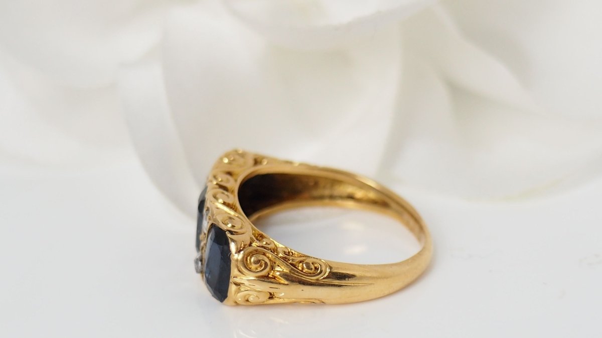 Bague jarretière en or jaune, saphirs et diamants - Castafiore