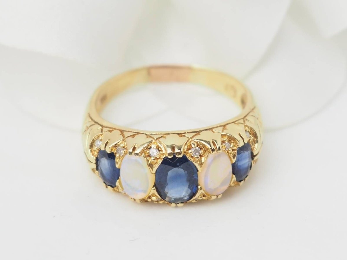 Bague jarretière en or jaune, saphirs et pierres de lune - Castafiore