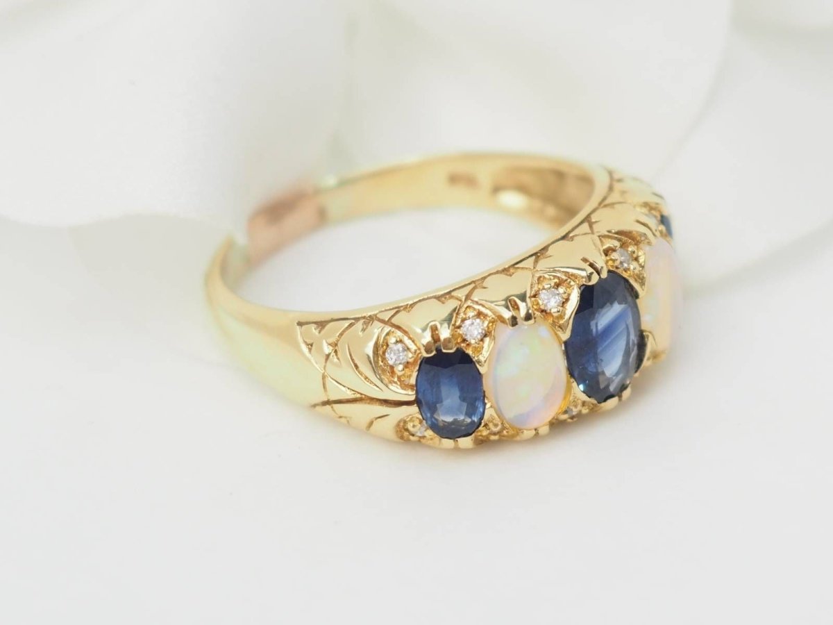 Bague jarretière en or jaune, saphirs et pierres de lune - Castafiore