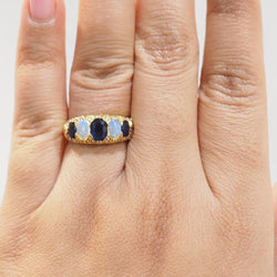 Bague Jarretière en or jaune, saphirs et pierres de lune - Castafiore