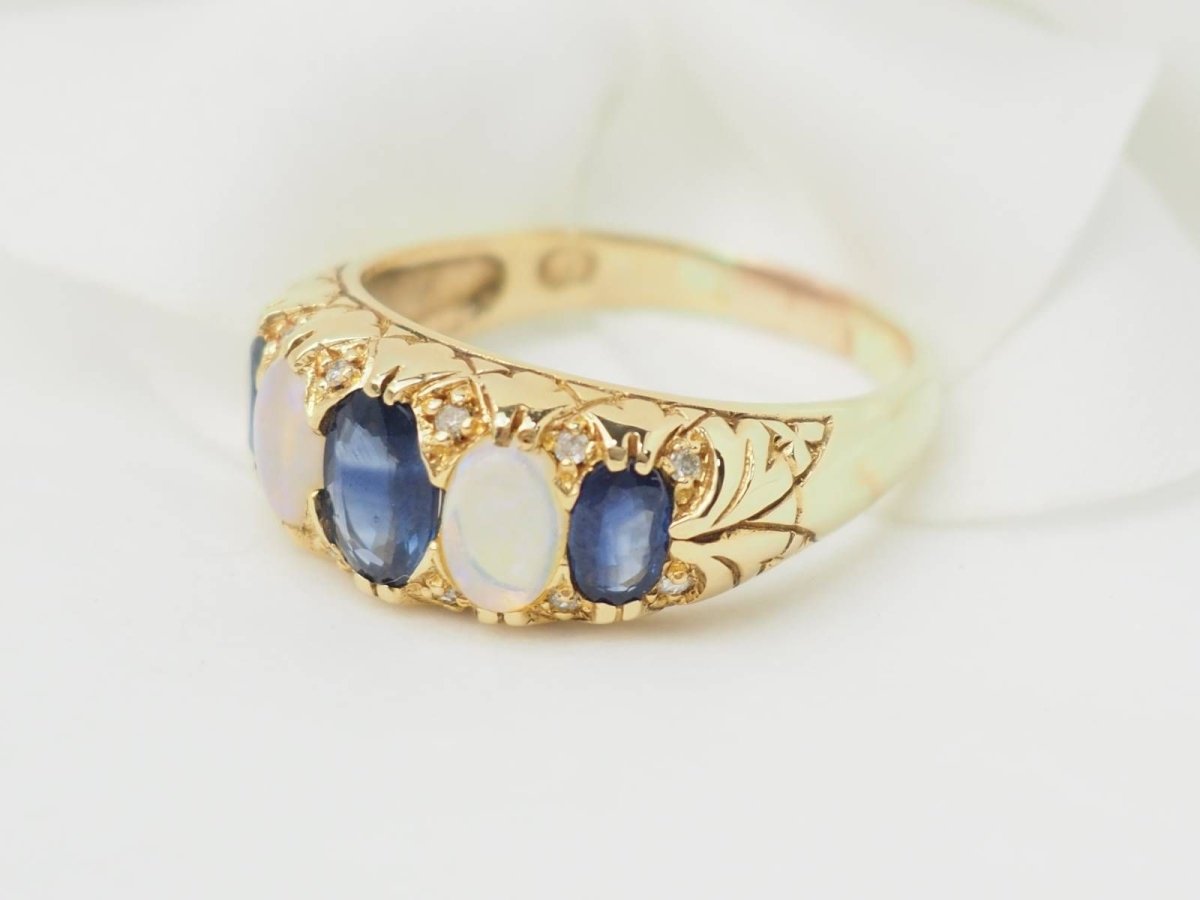 Bague jarretière en or jaune, saphirs et pierres de lune - Castafiore