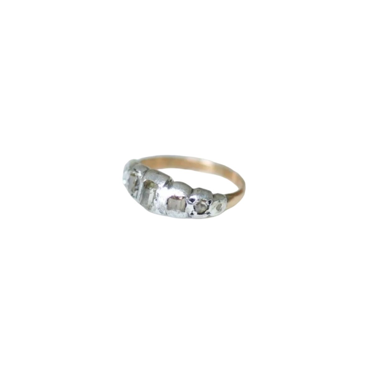 Bague jarretière en or rose, argent, et diamants - Castafiore
