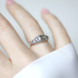 Bague jarretière en or rose, argent, et diamants - Castafiore