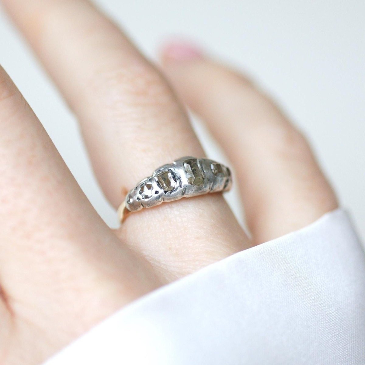 Bague jarretière en or rose, argent, et diamants - Castafiore