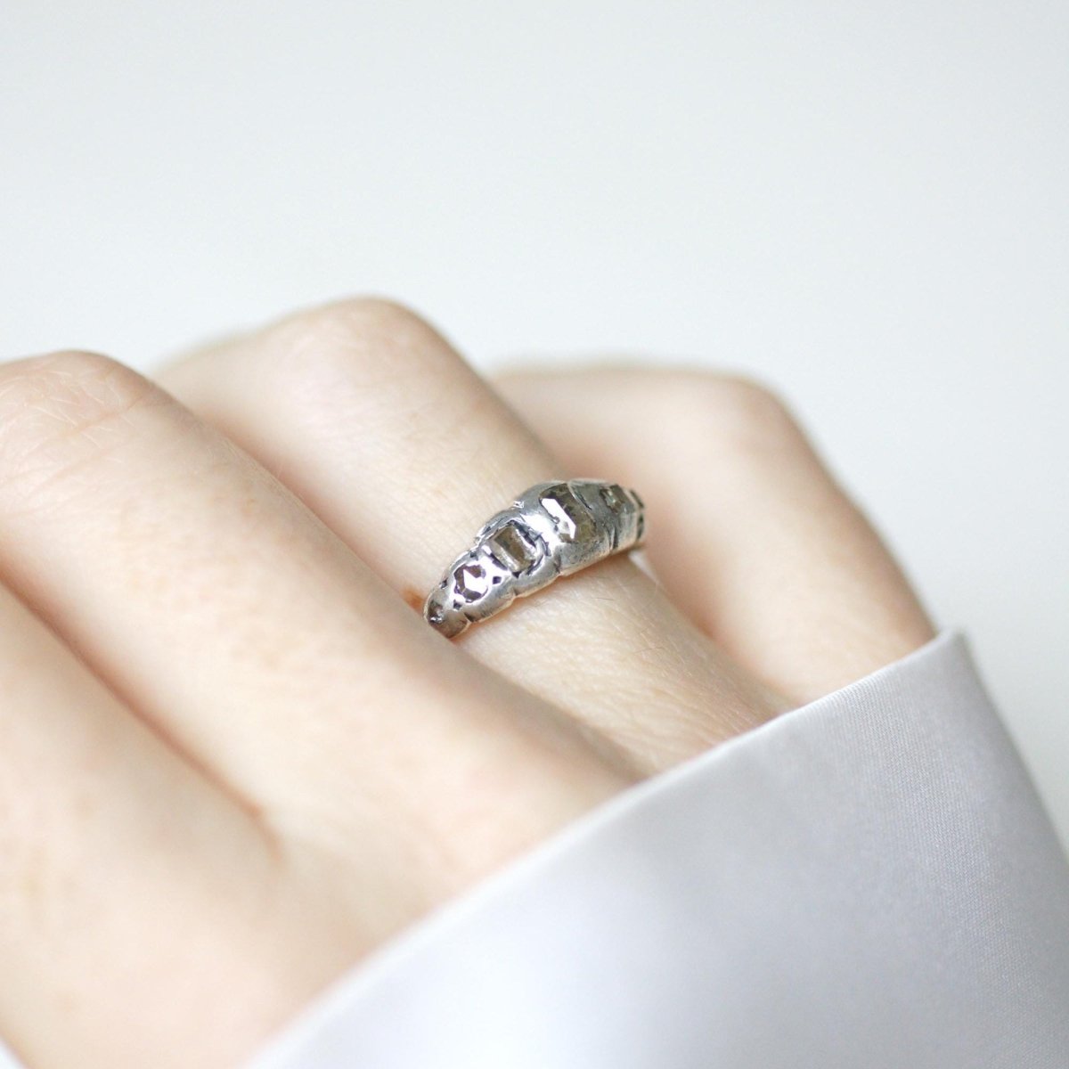 Bague jarretière en or rose, argent, et diamants - Castafiore