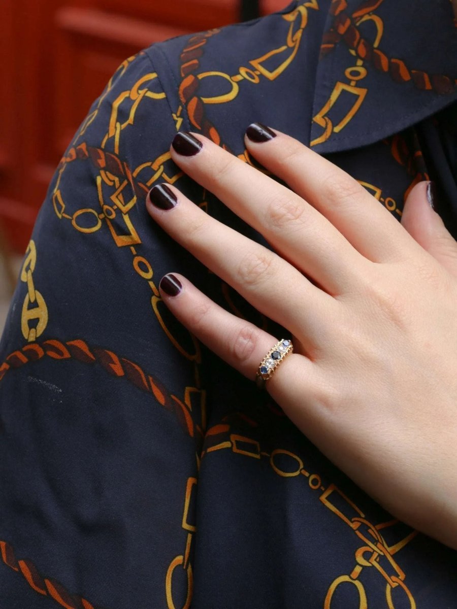 Bague jarretière or jaune saphirs diamants taille ancienne - Castafiore