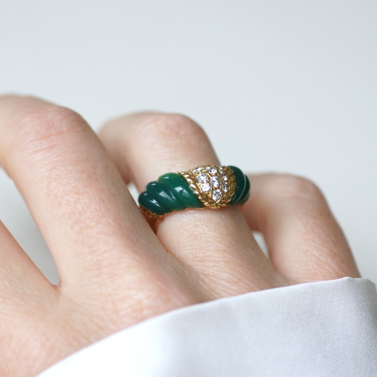 Bague Jonc BOUCHERON en or jaune, chrysoprases et diamants - Castafiore
