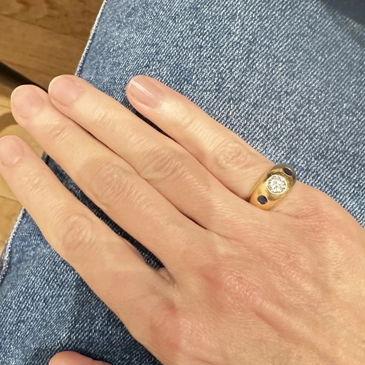 Bague Jonc CHAUMET en or jaune, saphirs et diamant - Castafiore