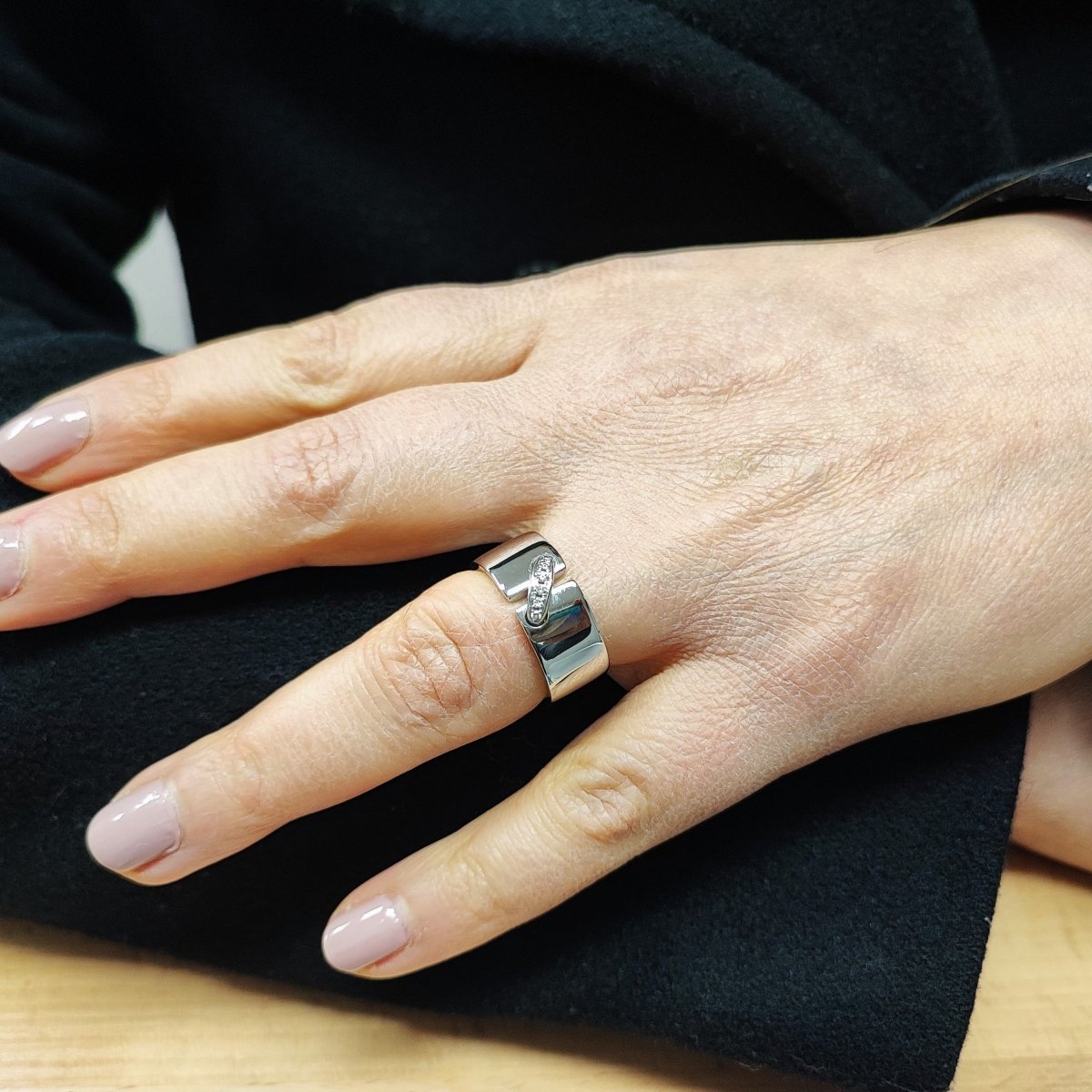 Bague Jonc CHAUMET "Liens" en or blanc et diamants - Castafiore