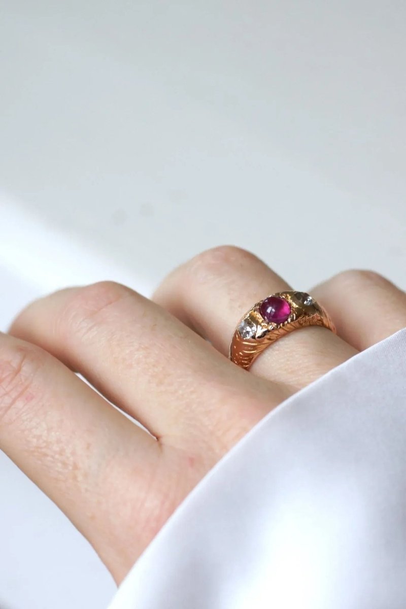 Bague Jonc Ciselé Rubis Birman et Diamants Or Rose - Castafiore