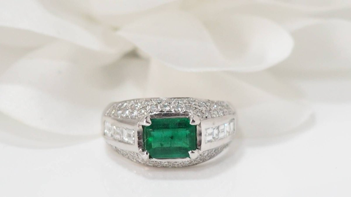 Bague jonc en or blanc émeraude et diamants - Castafiore