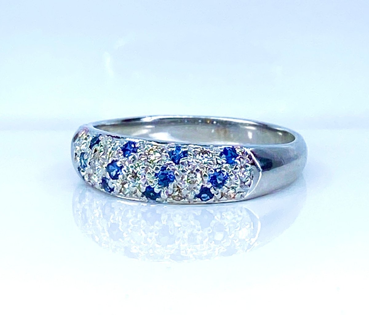 Bague jonc en or blanc , saphirs et diamants - Castafiore