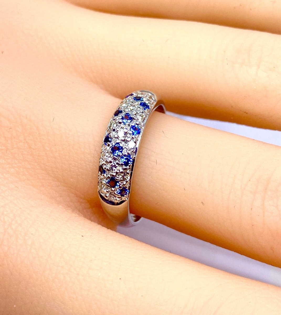 Bague jonc en or blanc , saphirs et diamants - Castafiore