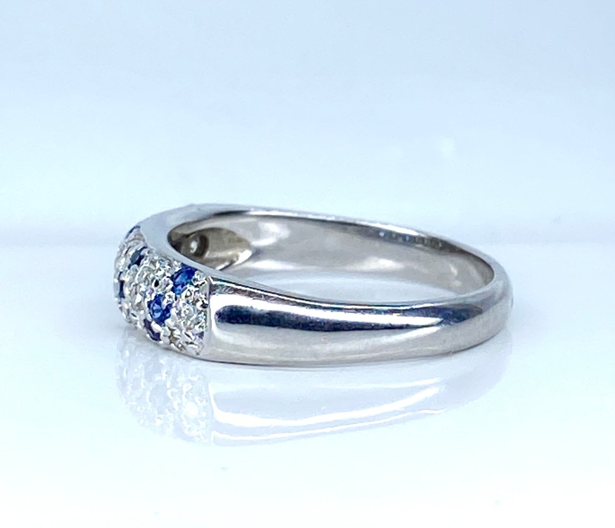 Bague jonc en or blanc , saphirs et diamants - Castafiore